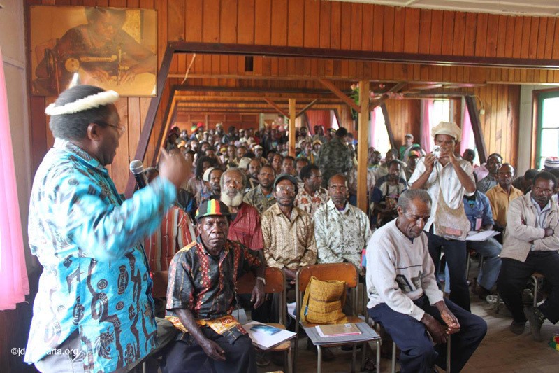 Pastor Neles Tebay leads a public consultation to build support for dialogue, in Enarotali in 2010. Photo courtesy of Jaringan Damai Papua.
