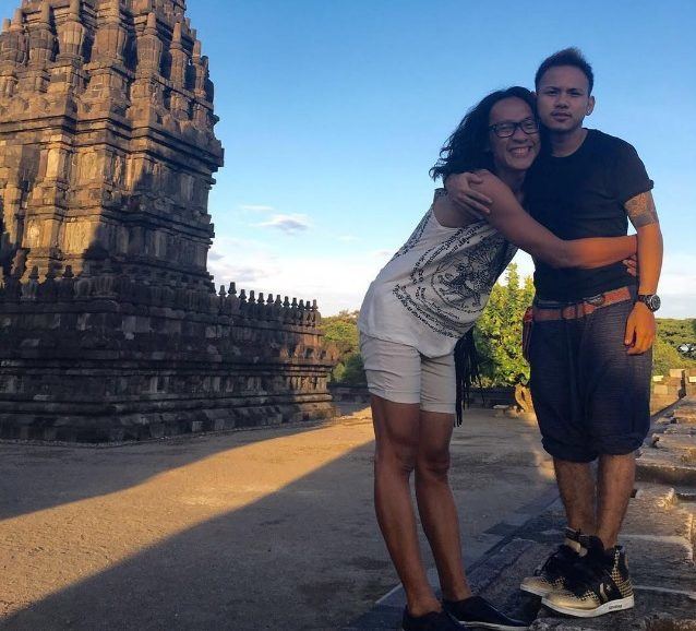 Aming and Evelyn on their honeymoon at Prambanan Temple. Photo by psychodiva2016 on Instagram.