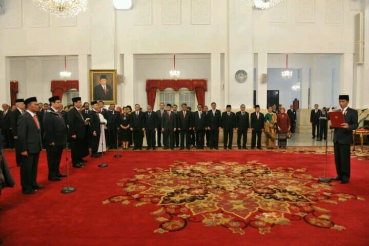 President Joko Widodo installing his new ministers at the State Palace on 28 July. Photo by Jay for the Cabinet Secretary.