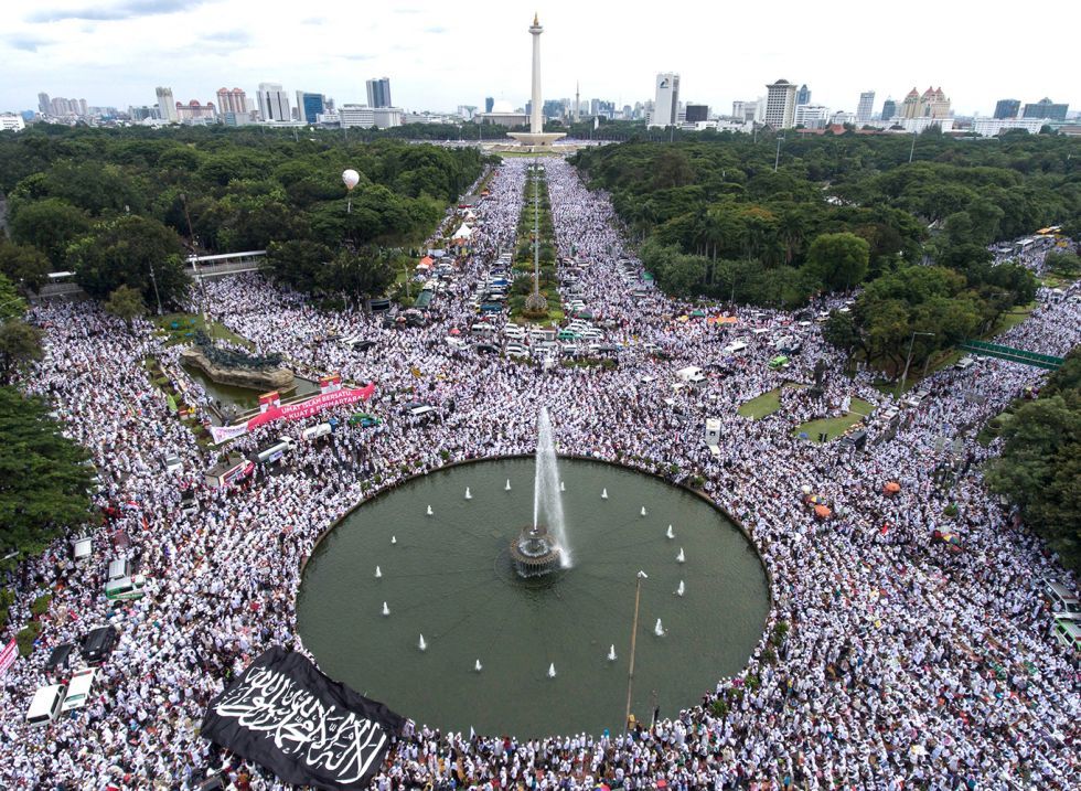 Sekitar 500,000-750,000 diperkirakan hadir di demonstrasi di Taman Medan Merdeka pada 2 Desember. Foto oleh Sigid Kurniawan/Antara.