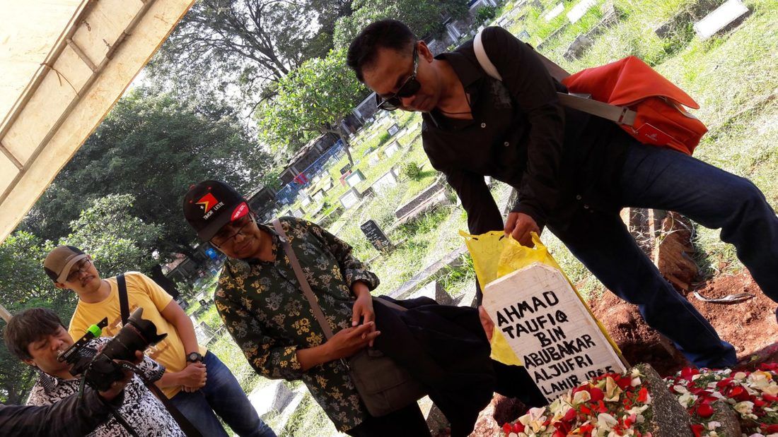 It was an emotional reunion for the more than 200 journalists who attended Ahmad Taufik’s burial on 24 March. Pictured here are Taufik's former cell mates: Tri Agus Susanto Siswowiharjo (with Timor Leste cap), Eko Maryadi (black shirt) and Danang K. Wardoyo (yellow shirt). Andreas Harsono © image.